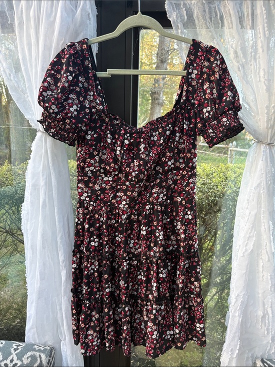 Dresses & Skirts - Floral Puff-Sleeve Tiered Mini Dress in Black and Red